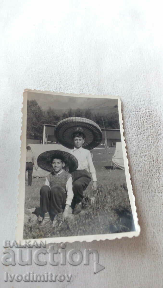 Снимка Козница Две момчета със сомбрера 1960