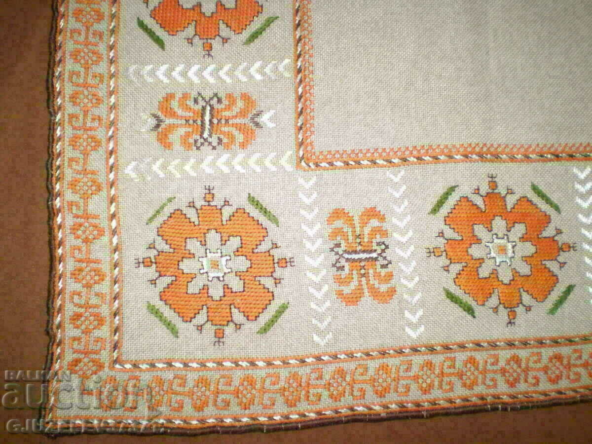 Hand-embroidered linen tablecloth measuring 61 by 61 cm - 5
