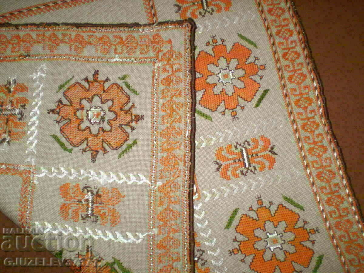 Hand-embroidered linen tablecloth measuring 61 by 61 cm - 6