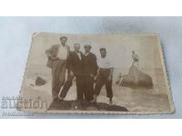 Photo Men on the rocks in the sea