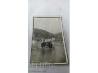 Φωτογραφία του χωριού Lukovo Άνδρες και γυναίκες στον ποταμό Iskar 1931