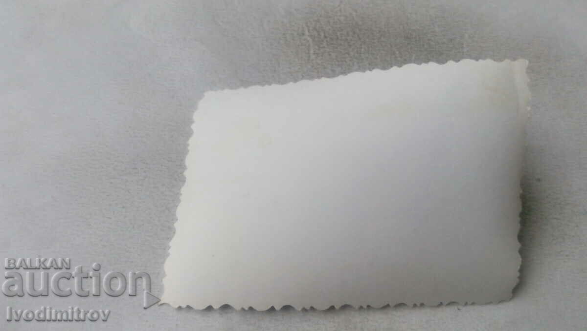 Φωτογραφία Άνθρωπος με ένα σκυλί στο χιόνι με τιμή 2.35 BGN | € 1.20