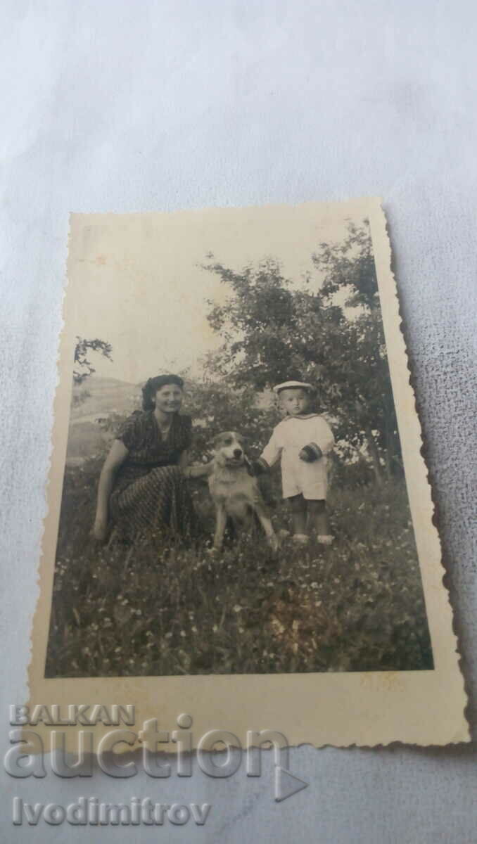 Снимка Жена момченце и куче на поляната 1952