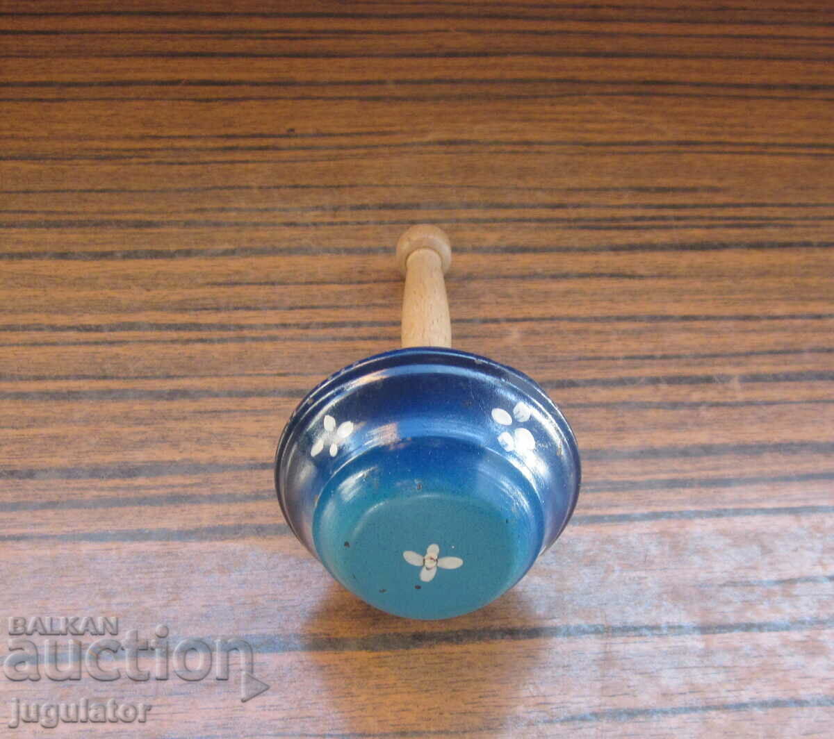 Παράδοση παλιό παιχνιδάκι από λαμαρίνα αντίκα κουδουνίστρα Παράδοση παλιό παιχνιδάκι από λαμαρίνα αντίκα κουδουνίστρα