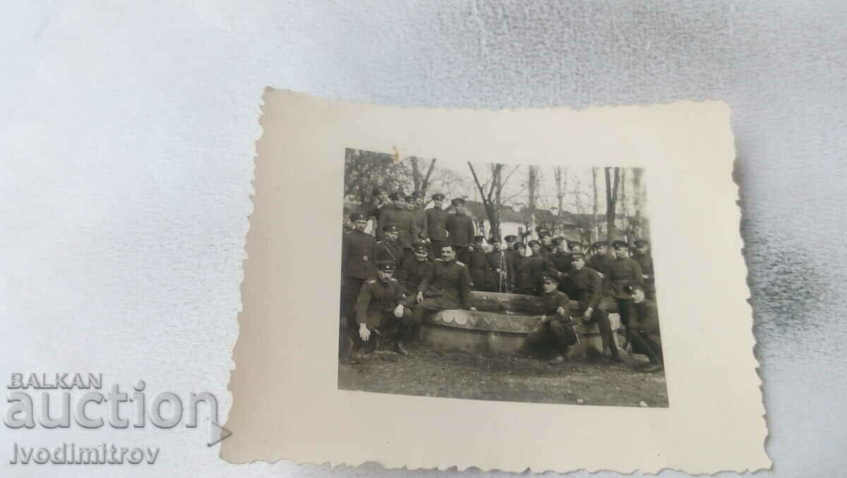 Φωτογραφία Αξιωματικοί και στρατιώτες γύρω από το σιντριβάνι