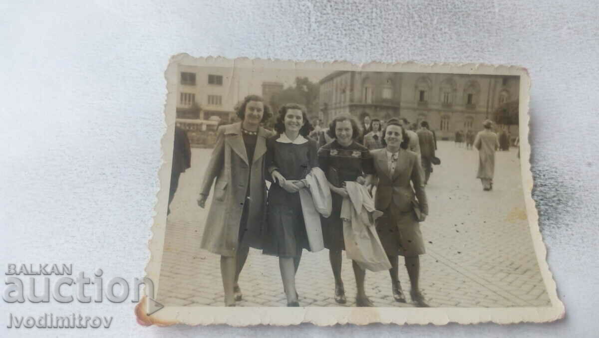 Снимка София Три млади жени на площада