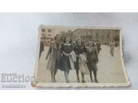 Φωτογραφία Σοφία Τρεις νεαρές γυναίκες στην πλατεία