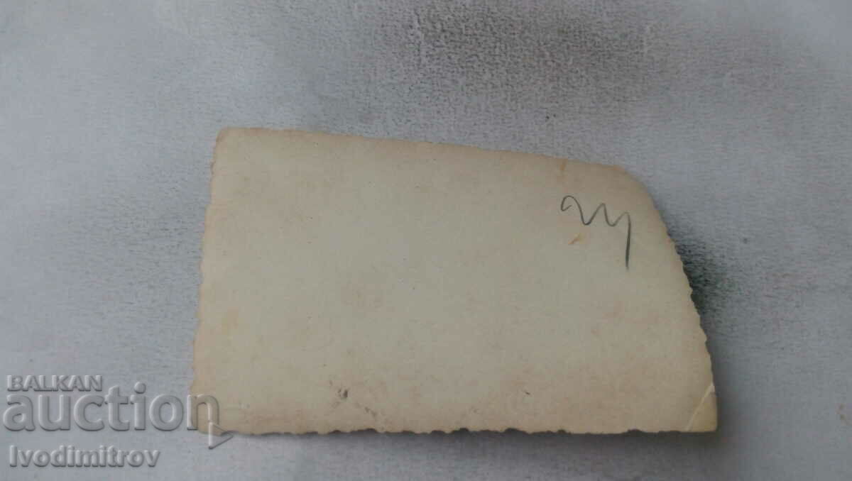 Снимка София Четири млади момичета в двора на къща с цена 2.35 лв. | € 1.20 Снимка София Четири млади момичета в двора на къща с цена 2.35 лв. | € 1.20