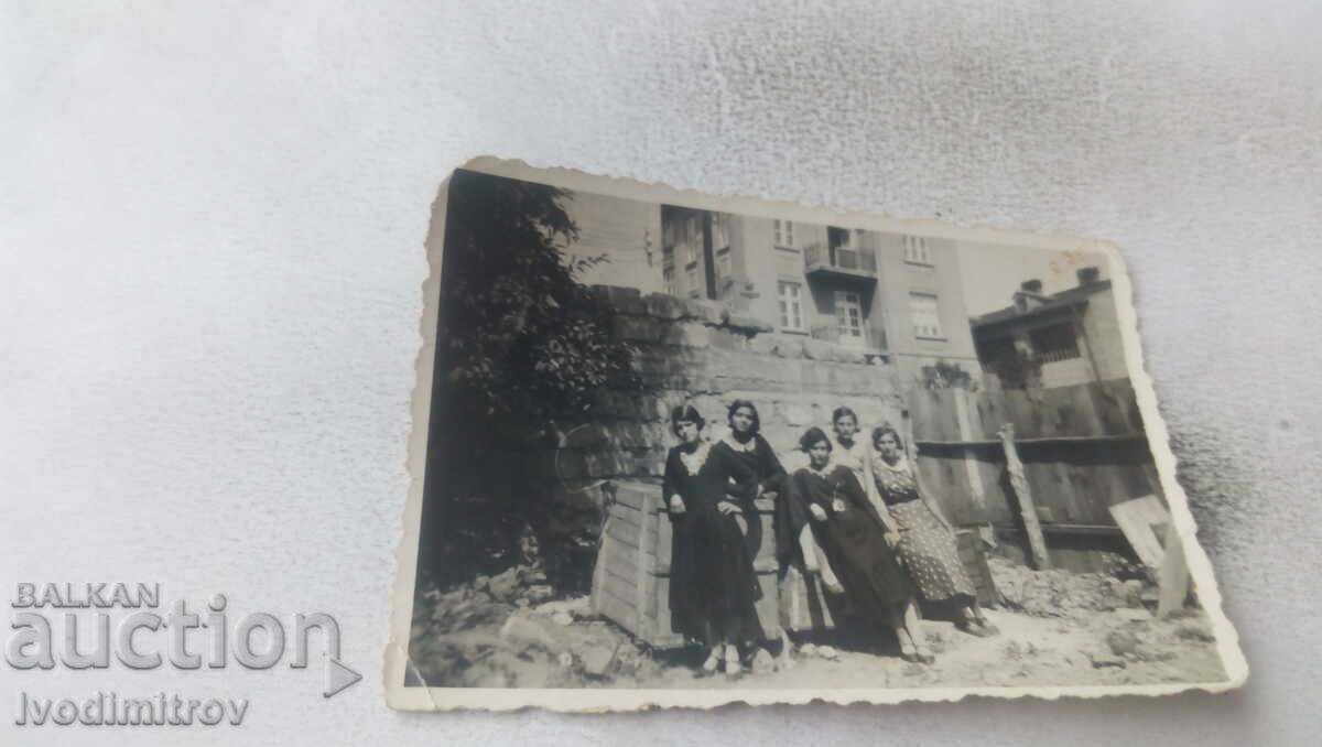 Снимка София Четири млади момичета в двора на къща