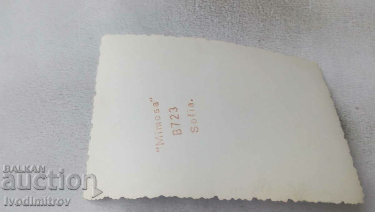 Φωτογραφία Σοφία Μια γυναίκα με ένα αγόρι στην αγκαλιά της στην αυλή ενός σπιτιού με τιμή 2.35 BGN | € 1.20 Φωτογραφία Σοφία Μια γυναίκα με ένα αγόρι στην αγκαλιά της στην αυλή ενός σπιτιού με τιμή 2.35 BGN | € 1.20