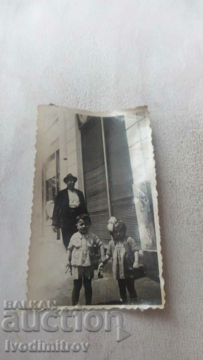 Снимка София Мъж и две деца на улицата