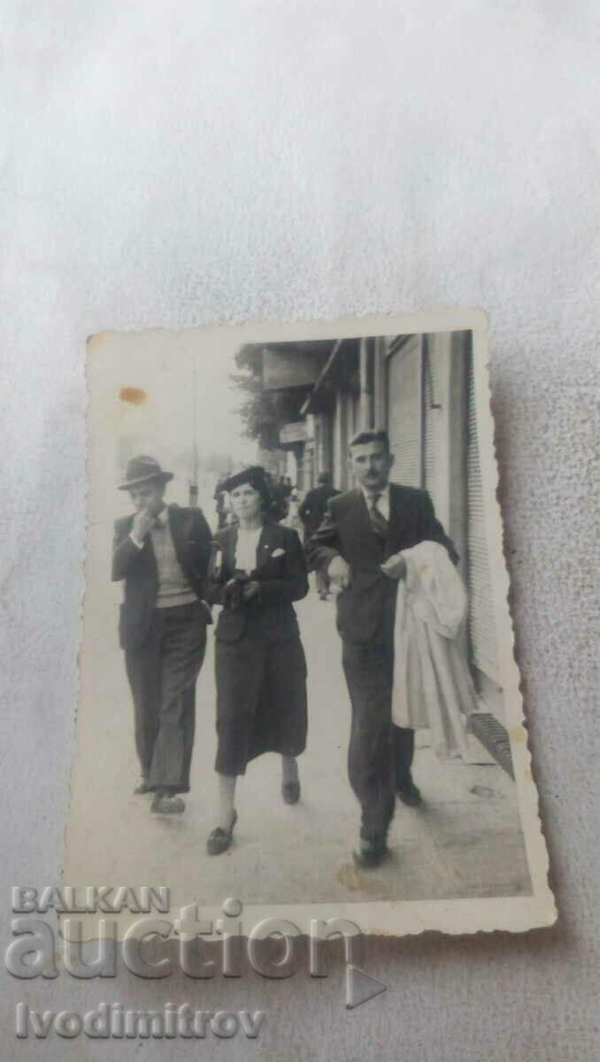 Φωτογραφία Σοφία Δύο άνδρες και μια γυναίκα σε μια βόλτα
