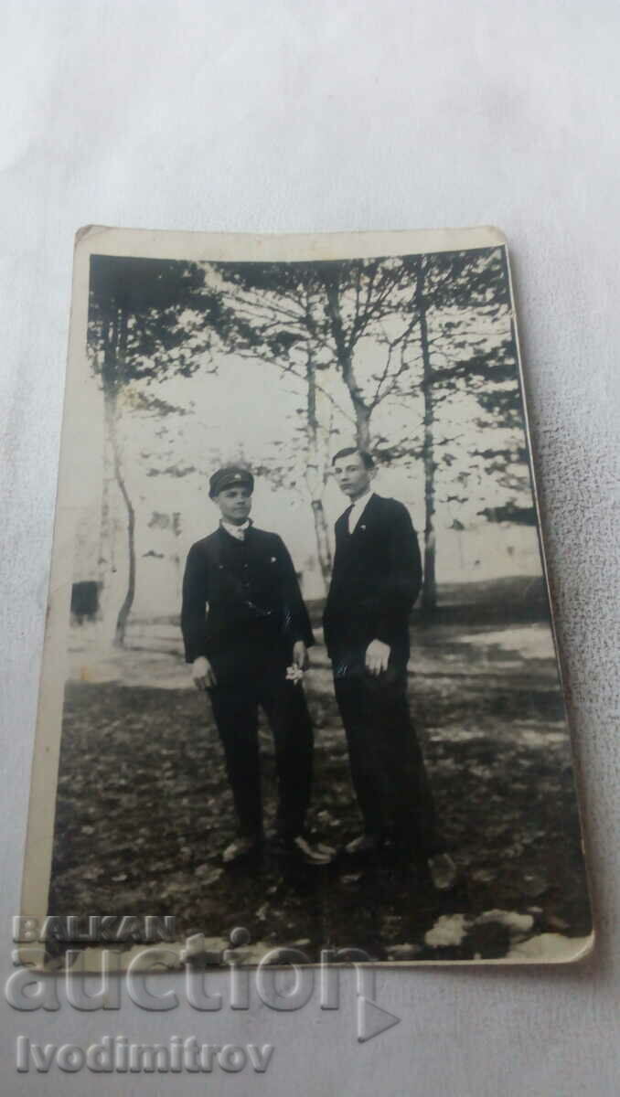 Снимка София Двама младежи в Борисовата градина