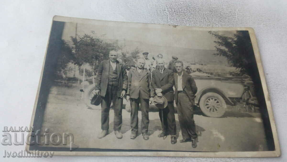 Fotografie Bărbați în fața unei mașini retro