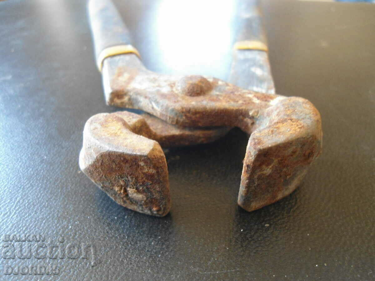 Auction  Old pliers