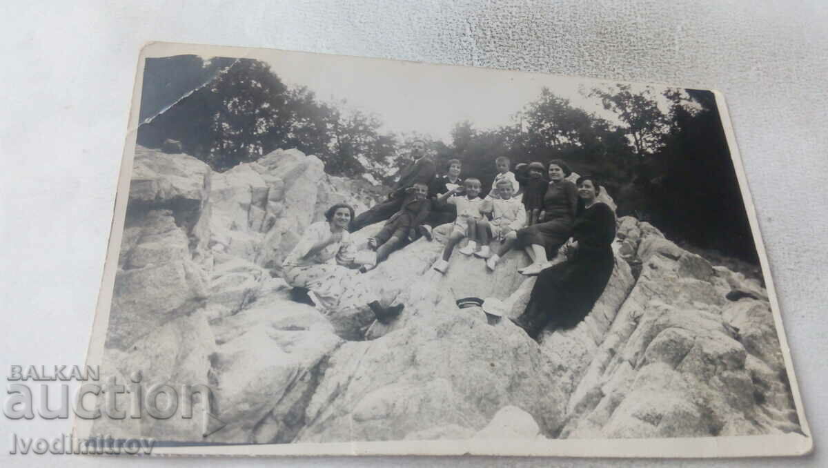 Снимка Хисарски бани Мъж жени и деца на скалите 1936