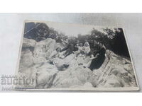 Снимка Хисарски бани Мъж жени и деца на скалите 1936