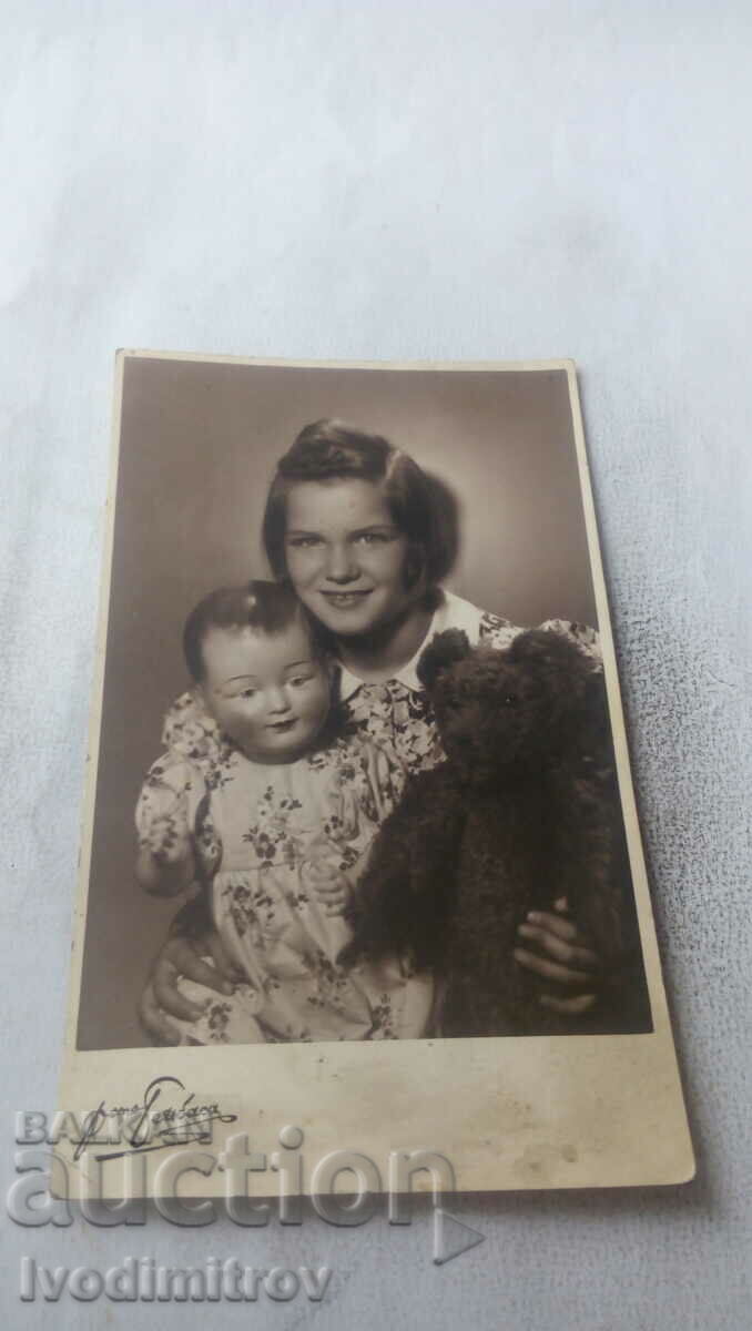 Fotografie Sofia O fată tânără cu un urs și o păpușă 1937