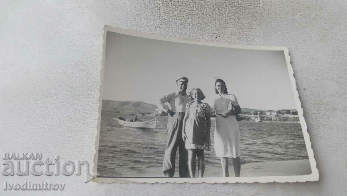 Fotografie Burgas Un bărbat și două femei pe plajă