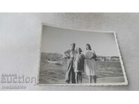 Снимка Бургасъ Мъж и две жени на брега