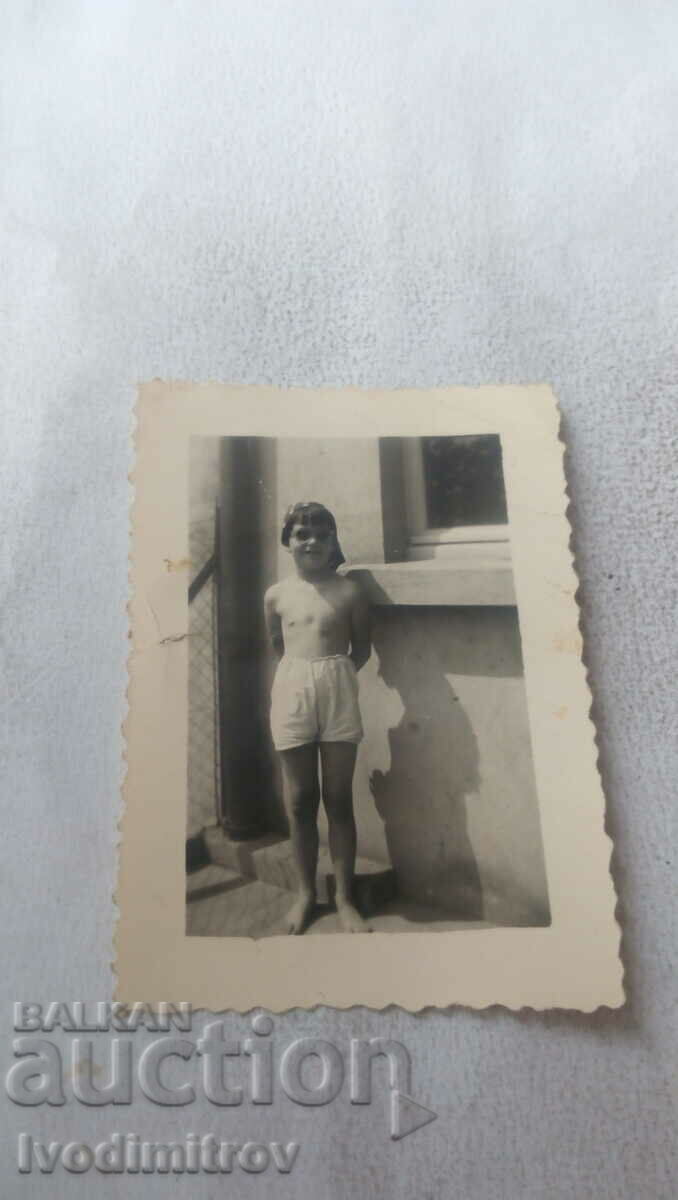 Photo Little girl in shorts 1954