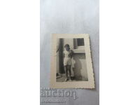 Снимка Малко момиченце с къси панталонки 1954