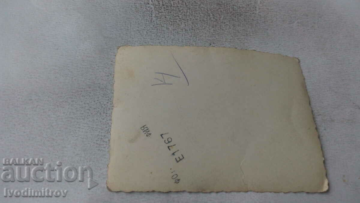 Φωτογραφία Άνδρες και γυναίκες με επίσημα ρούχα με τιμή 0.75 BGN | € 0.38 Φωτογραφία Άνδρες και γυναίκες με επίσημα ρούχα με τιμή 0.75 BGN | € 0.38