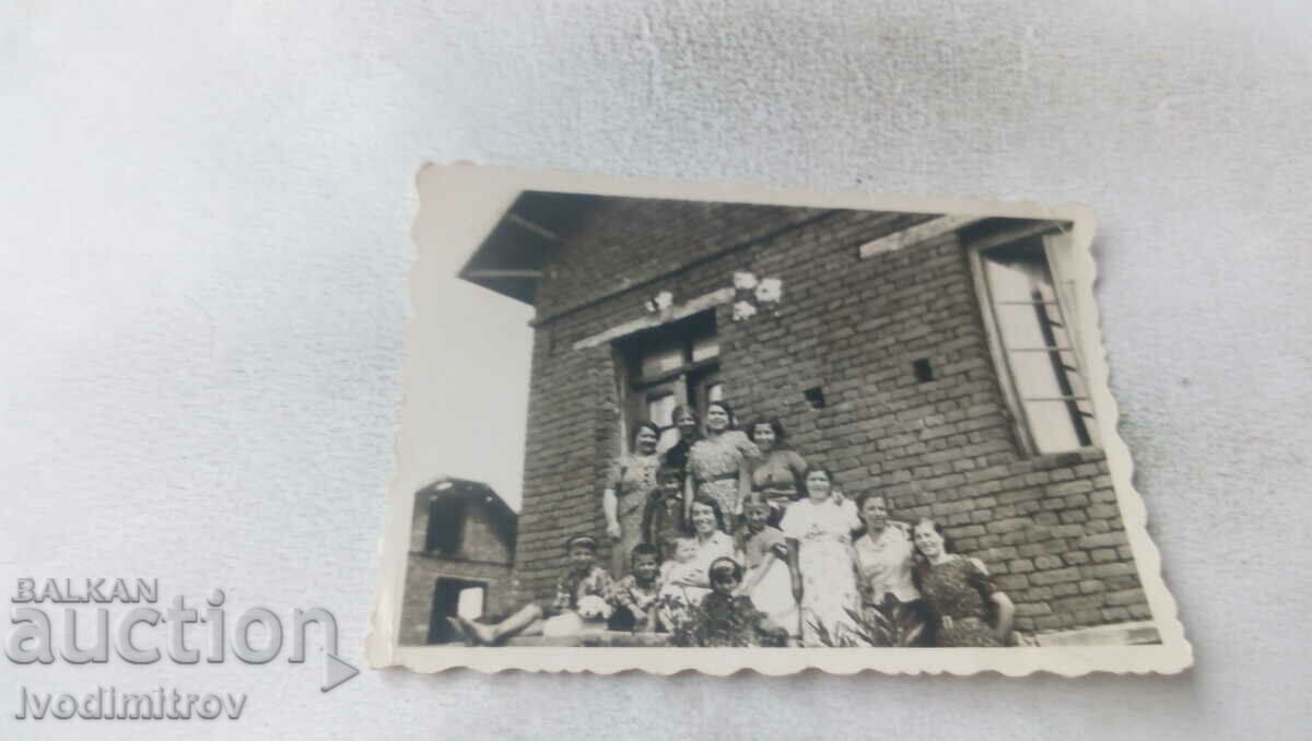 Photo Women and children in front of a newly built house