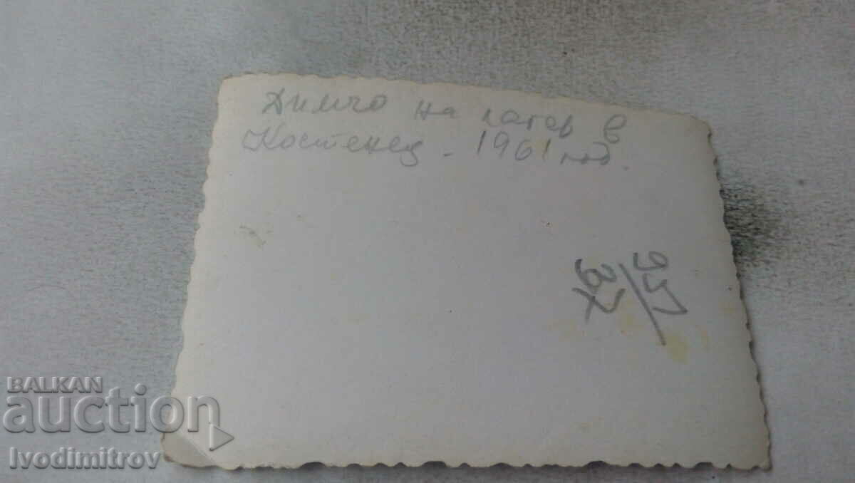 Φωτογραφία Kostenets Τρία αγόρια σε μια κατασκήνωση το 1961 με τιμή 0.65 BGN | € 0.33 Φωτογραφία Kostenets Τρία αγόρια σε μια κατασκήνωση το 1961 με τιμή 0.65 BGN | € 0.33