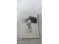 Снимка Млада жена с ретро велосипед