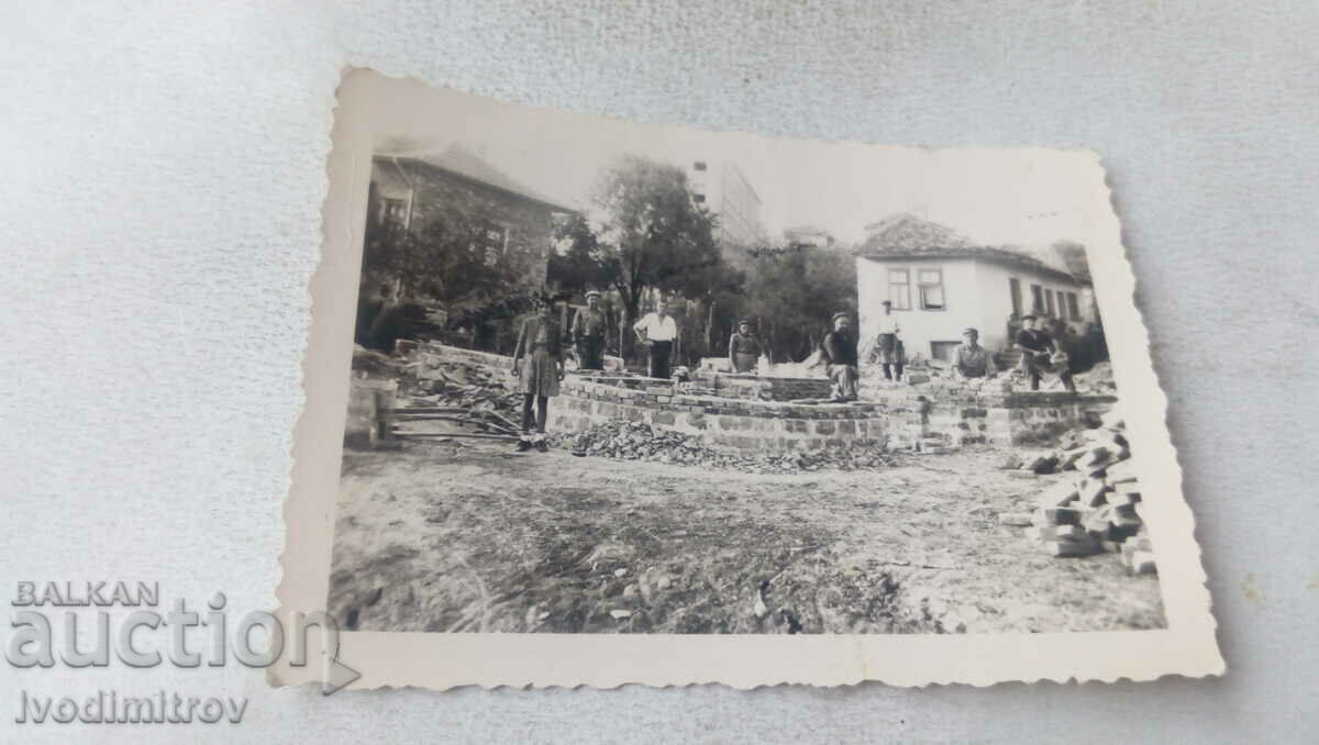 Photo Builders on the foundations of a house