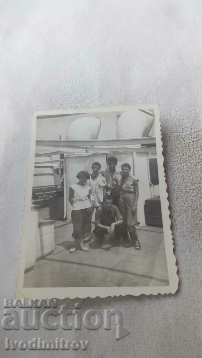 Foto Băieți și fete pe puntea unui vas cu aburi