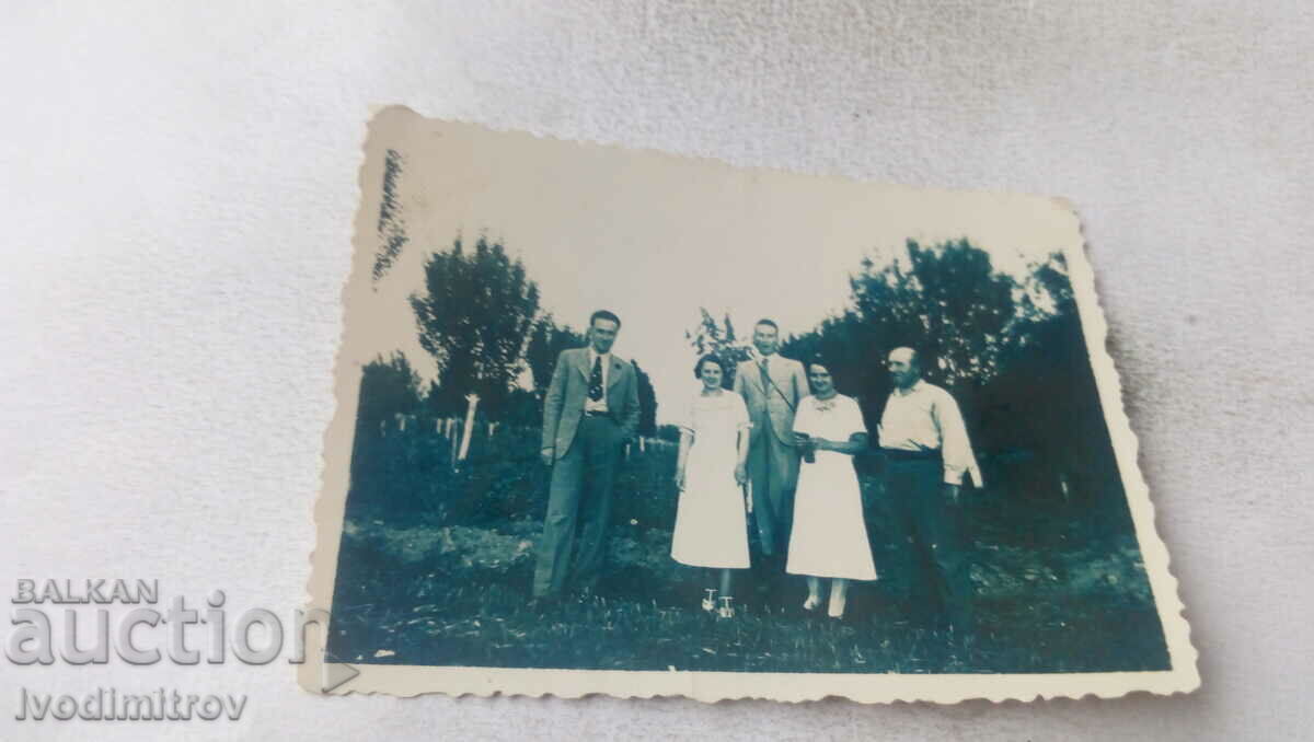 Photo Men and women in an orchard
