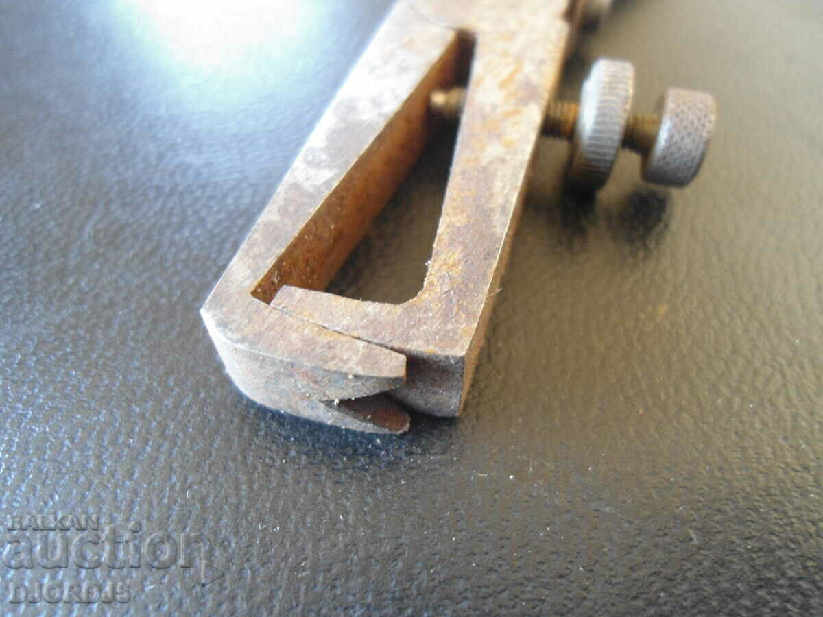 Old specialized pliers with price 7.00 BGN | € 3.58