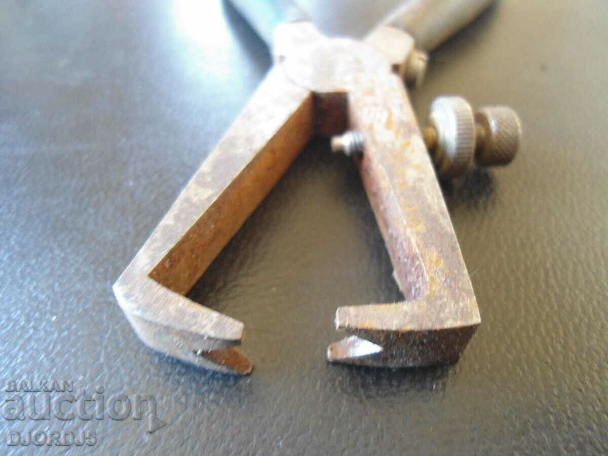 Auction  Old specialized pliers