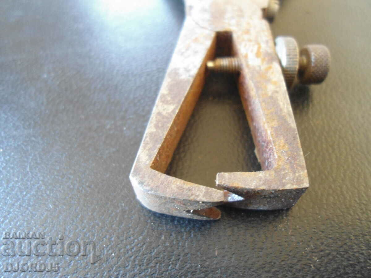 Delivery of Old specialized pliers