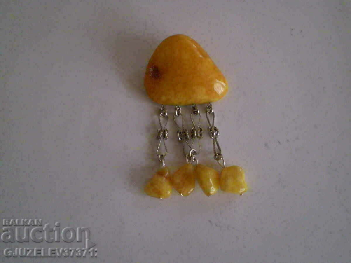 Brosa antica de chihlimbar cu preț 129.00 BGN | € 65.96 Brosa antica de chihlimbar cu preț 129.00 BGN | € 65.96