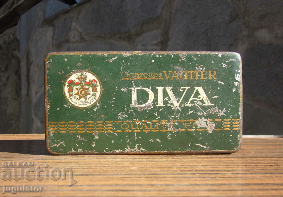 стара старинна метална ламаринена табакера кутия от цигари