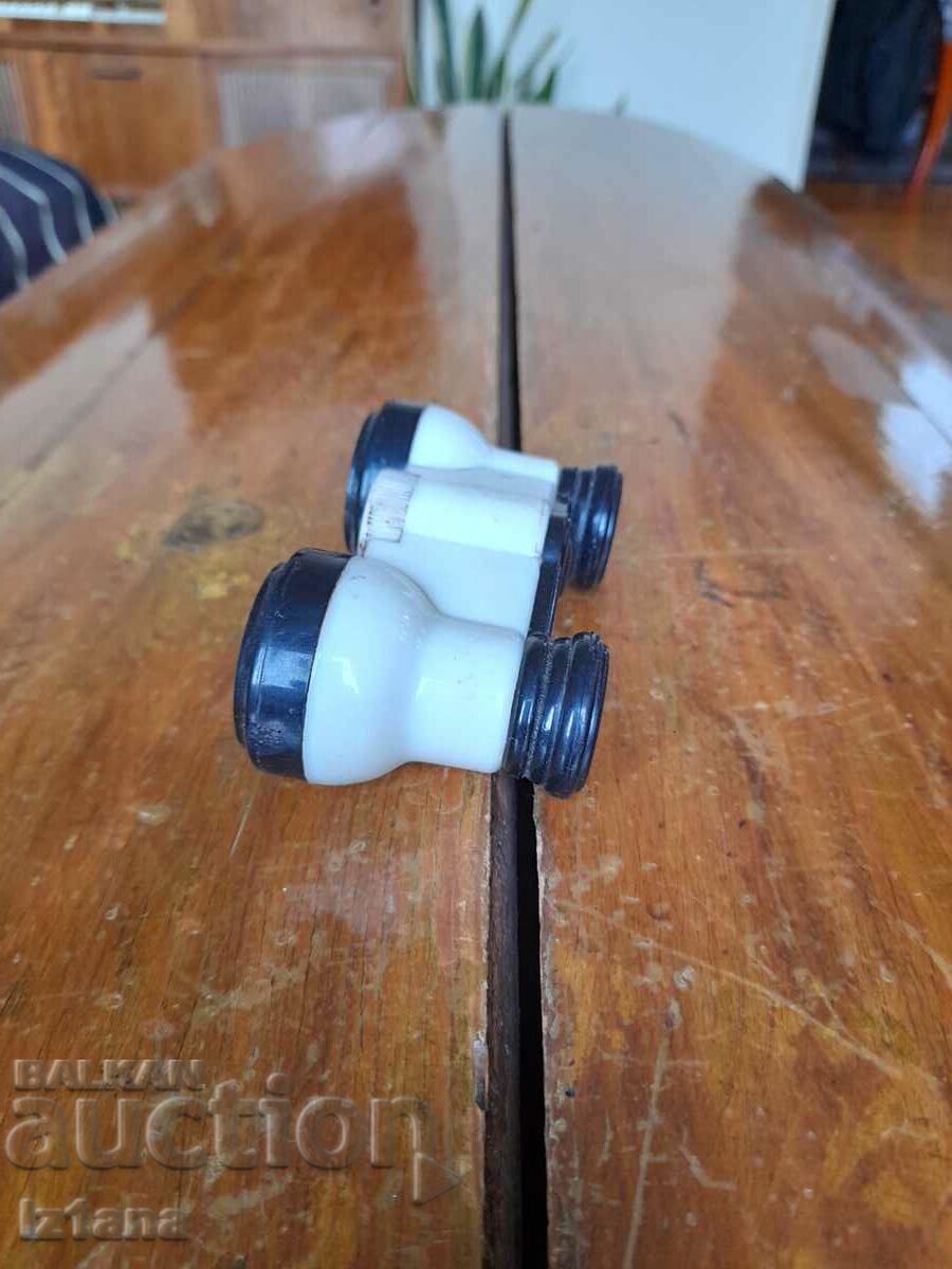Livrarea Binoclu de teatru vechi, binoclu