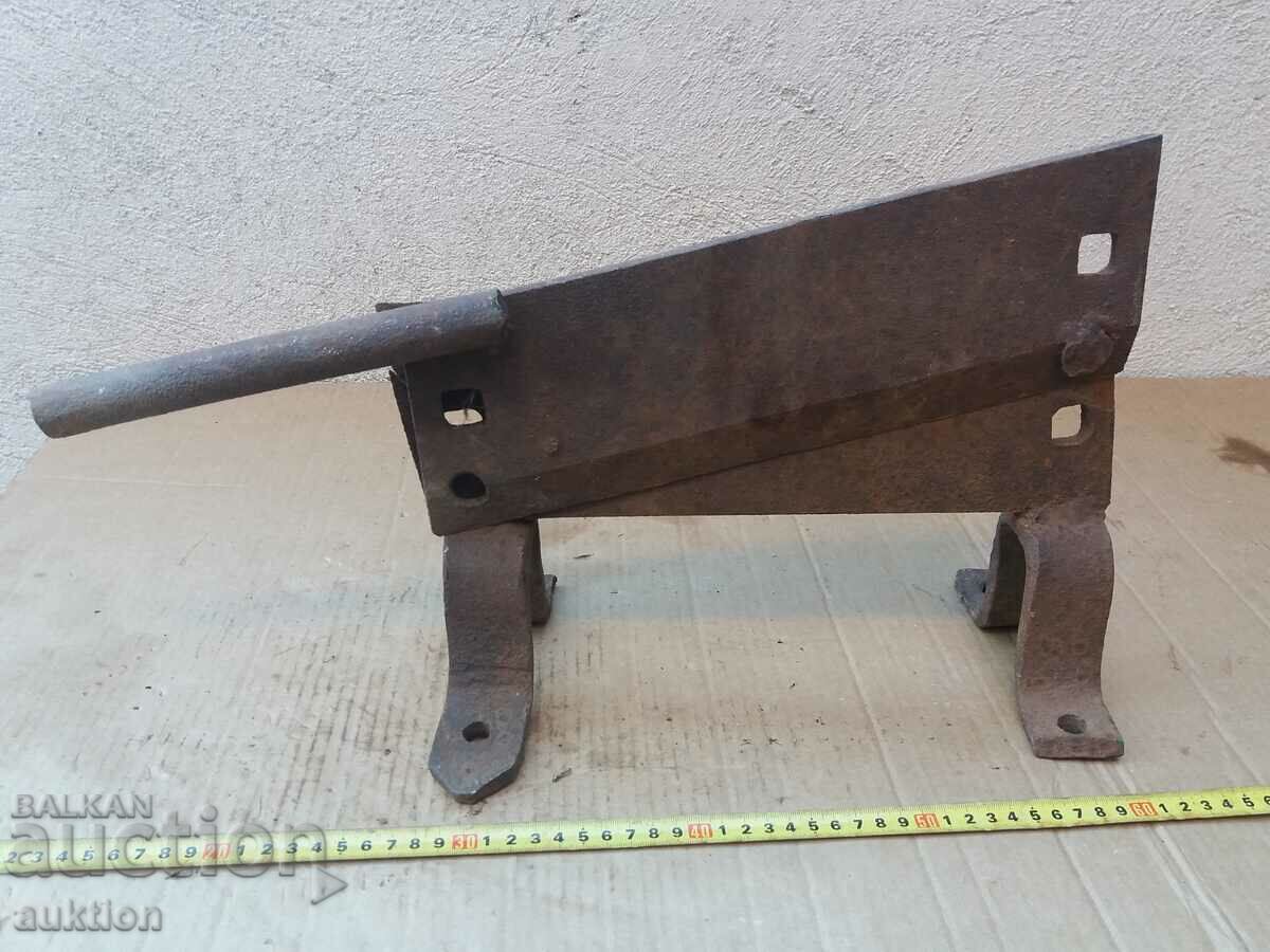 Delivery of OLD MASSIVE FORGED GUILOTINE, SALAD TOOL Delivery of OLD MASSIVE FORGED GUILOTINE, SALAD TOOL