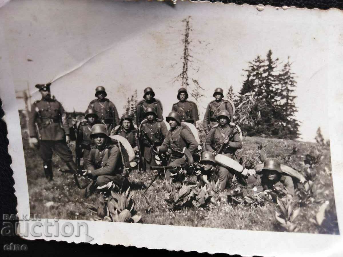 ROYAL PHOTO-cască-M16, pușcă, rucsac, 1937. Mitralieră Bren cu preț 30.00 BGN | € 15.34 ROYAL PHOTO-cască-M16, pușcă, rucsac, 1937. Mitralieră Bren cu preț 30.00 BGN | € 15.34