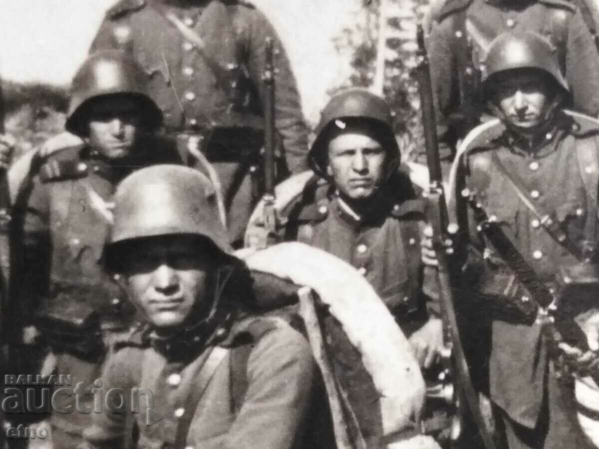 Licitație ROYAL PHOTO-cască-M16, pușcă, rucsac, 1937. Mitralieră Bren Licitație ROYAL PHOTO-cască-M16, pușcă, rucsac, 1937. Mitralieră Bren