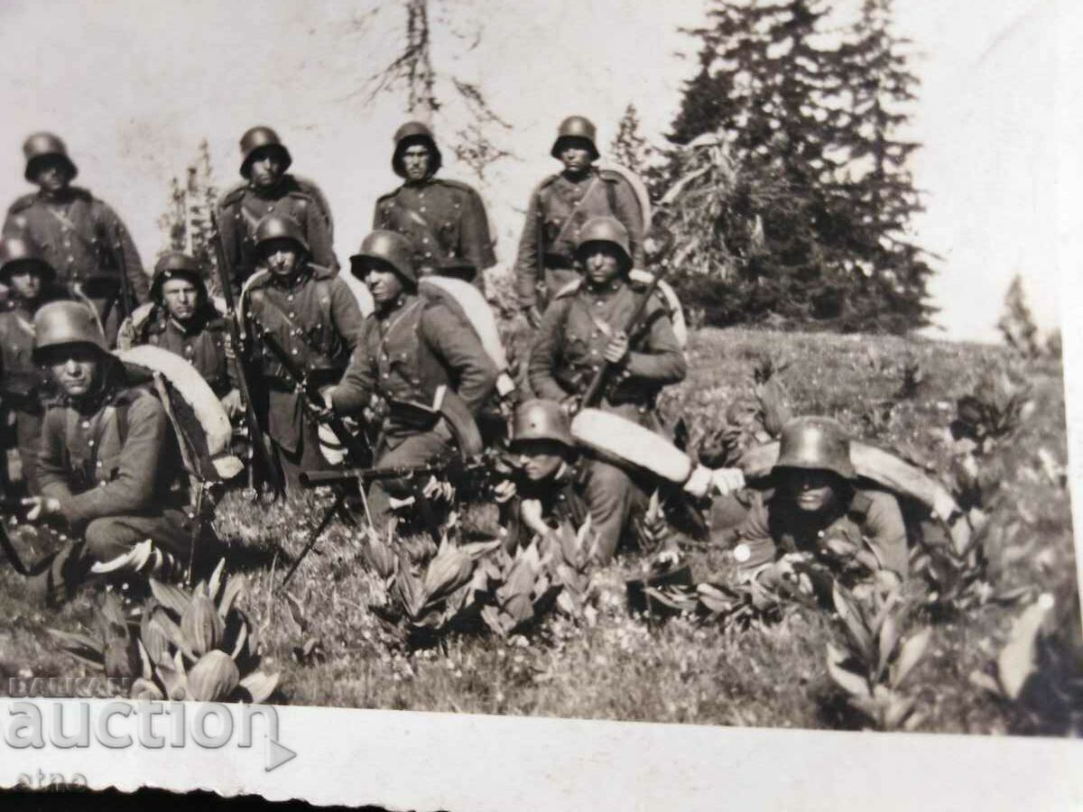 Livrarea ROYAL PHOTO-cască-M16, pușcă, rucsac, 1937. Mitralieră Bren Livrarea ROYAL PHOTO-cască-M16, pușcă, rucsac, 1937. Mitralieră Bren
