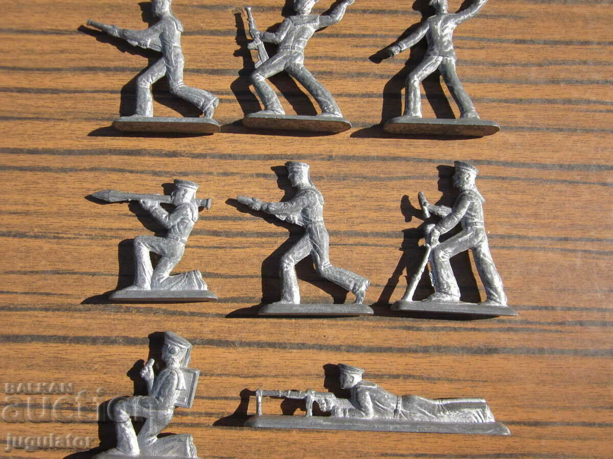 Auction lot set of eight old lead soldiers military figurines Auction lot set of eight old lead soldiers military figurines