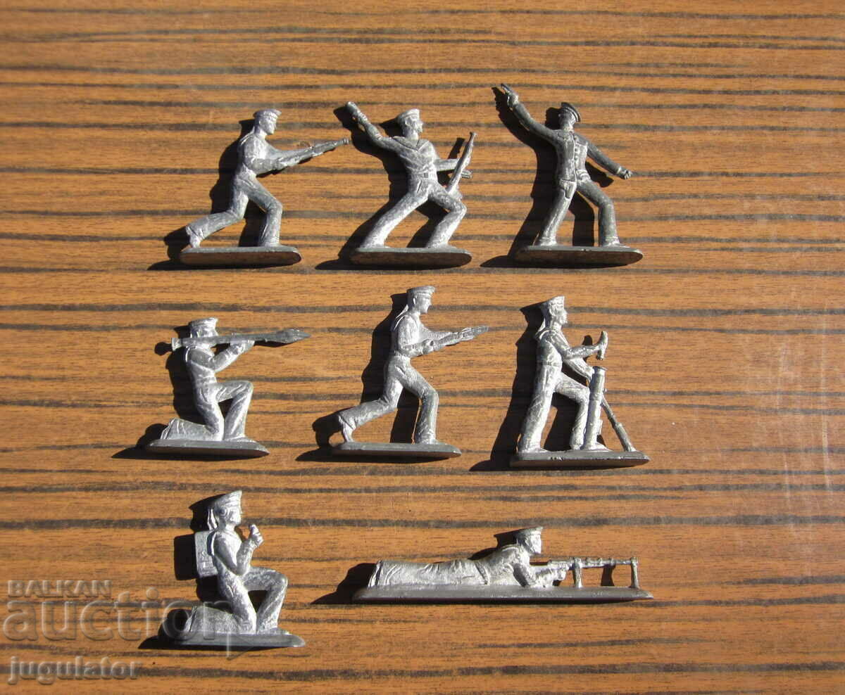 Delivery of lot set of eight old lead soldiers military figurines Delivery of lot set of eight old lead soldiers military figurines