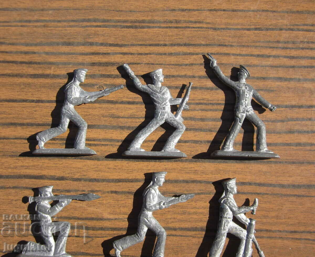 lot set of eight old lead soldiers military figurines - 5 lot set of eight old lead soldiers military figurines - 5