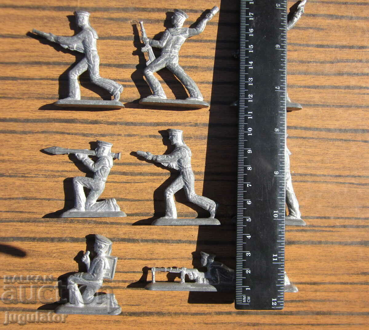 lot set of eight old lead soldiers military figurines - 7 lot set of eight old lead soldiers military figurines - 7