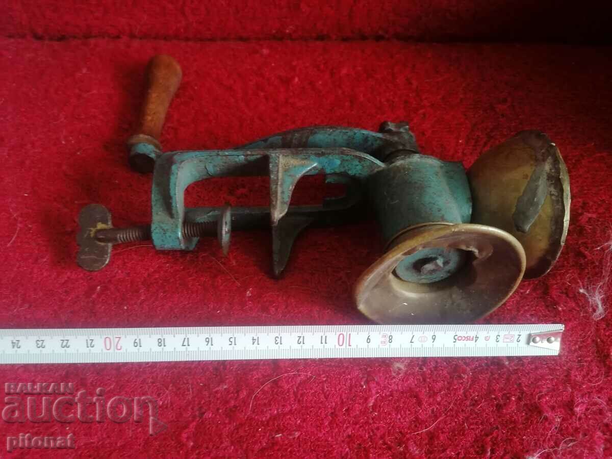 Delivery of Antique grinder iron and bronze Delivery of Antique grinder iron and bronze