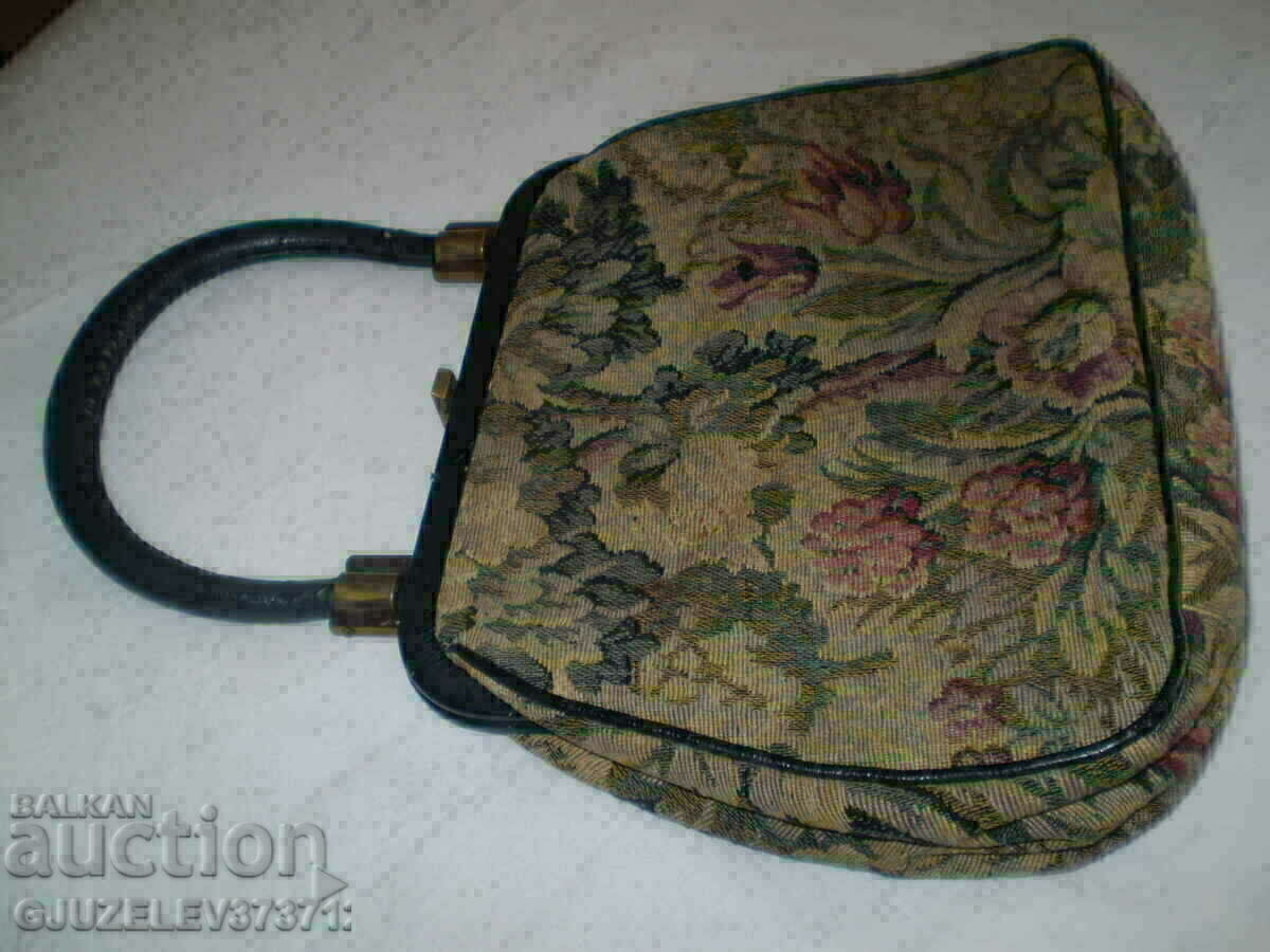 Brand Women's Bag Gold Pfeil with price 129.00 BGN | € 65.96 Brand Women's Bag Gold Pfeil with price 129.00 BGN | € 65.96