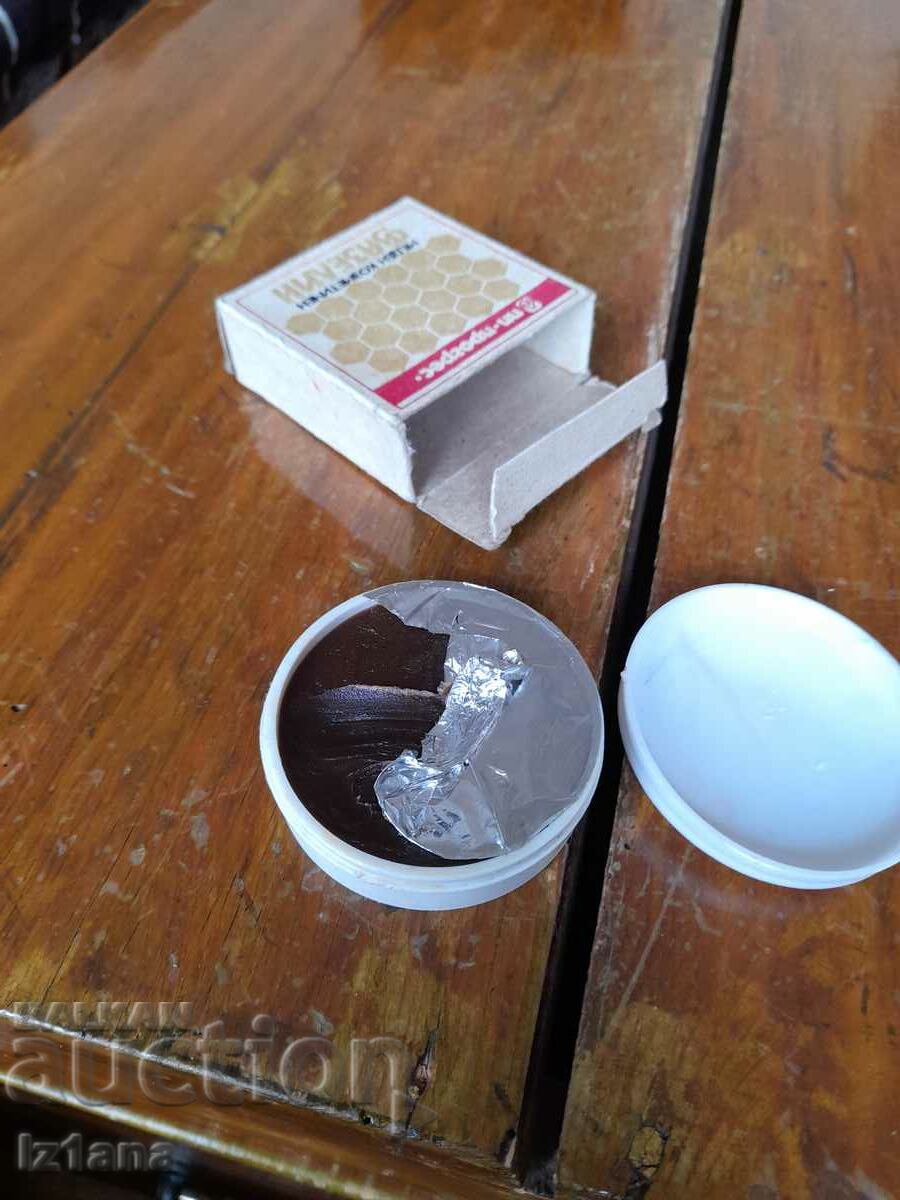 Delivery of Old Copper Cosmetic Vaseline Delivery of Old Copper Cosmetic Vaseline